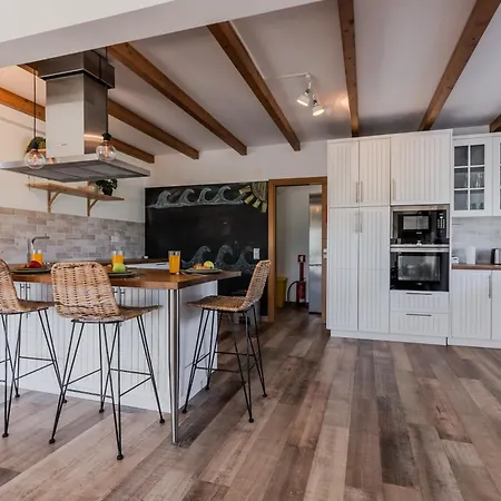 Sunrise - Retreat With Pool By Villa